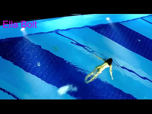 ❤️ Non podo deixar de mirar, unha moza loira que é sorprendida nadando espida na piscina do resort ELLA BOLT Porno en nós