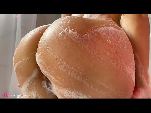 ❤️ Morena masturba o coño cun vibrador ata un orgasmo intenso na ducha Porno en nós