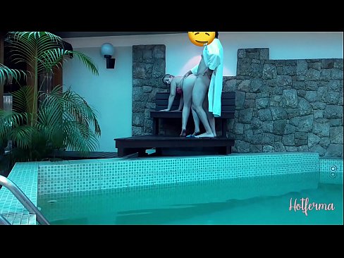 ❤️ O xefe invita a criada á piscina, pero non puido resistirse a un quente Porno en nós